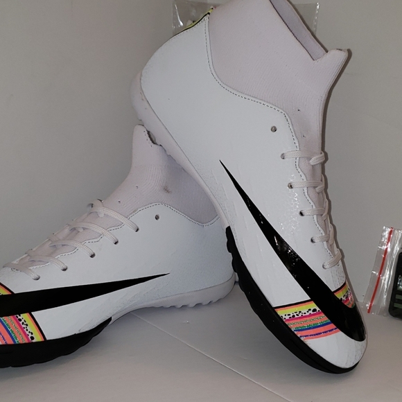 New BINBINNIAO Soccer Shoes. - Picture 3 of 12